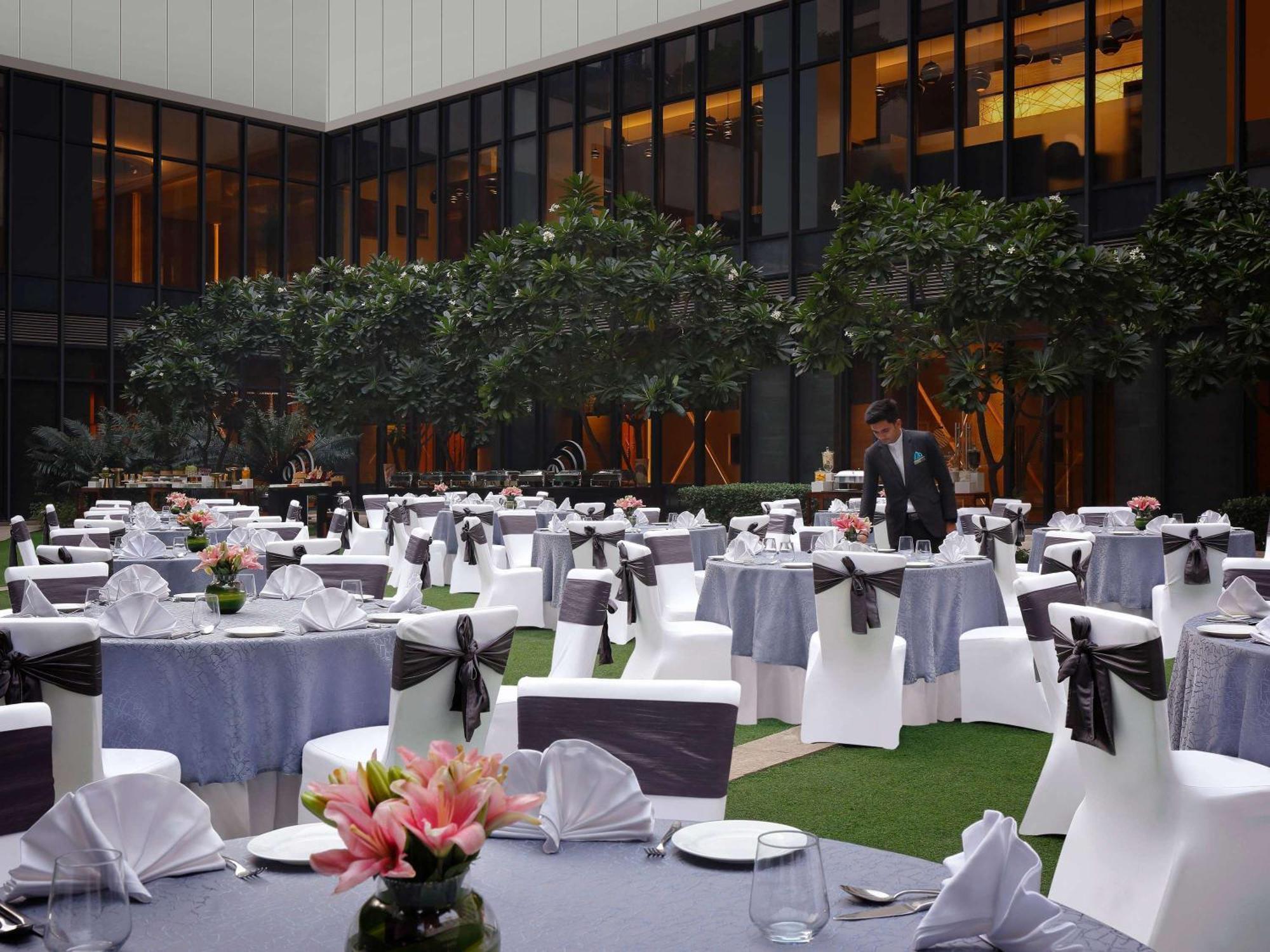 Novotel New Delhi Aerocity Екстериор снимка The Garden